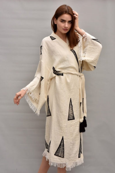 Kimono-Kassiani-vorn-seitlich_black-white.jaliyaJPG