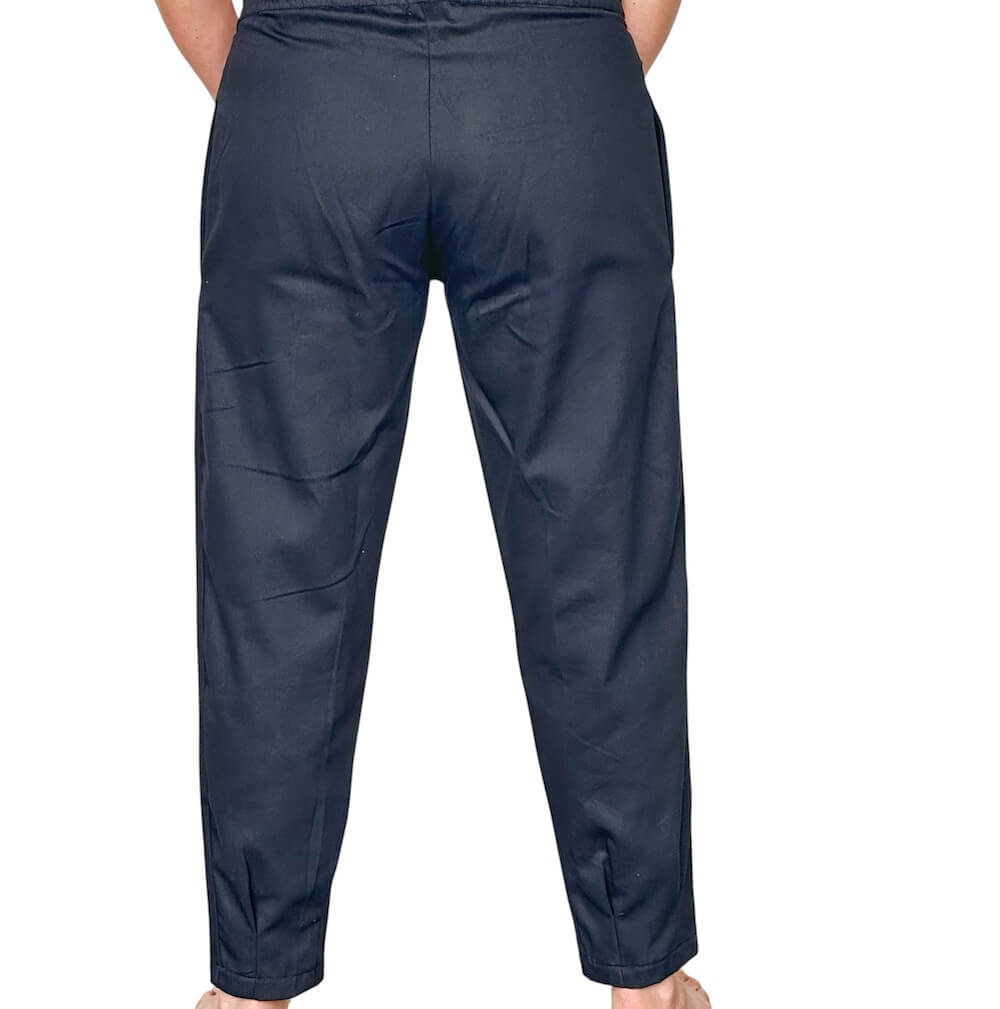 Cargohose_schwarz_model_frei_back.jaliya