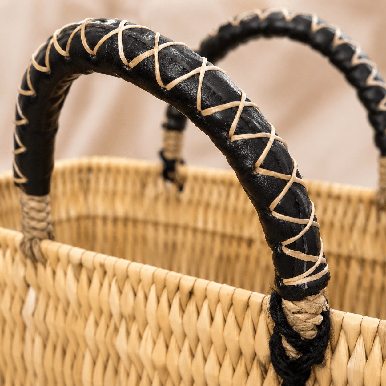 Korbtasche_Schilf_schwarz_Ledergriffe_detail.jaliya