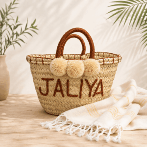 Korbtasche aus Palmblätter mit Baumwollpompons