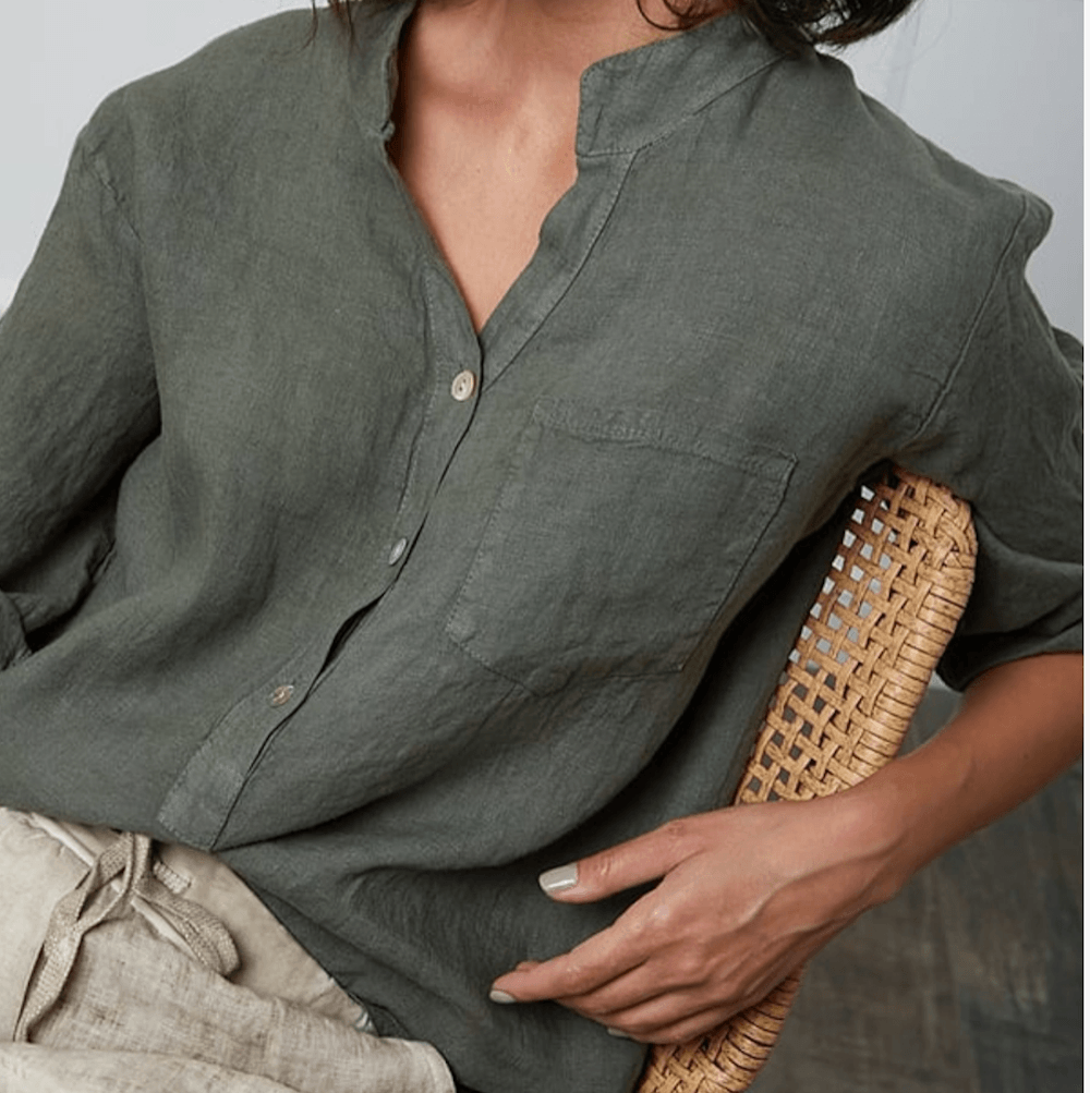 Leinenbluse_Siena_khaki_model_sitzend_nah_front